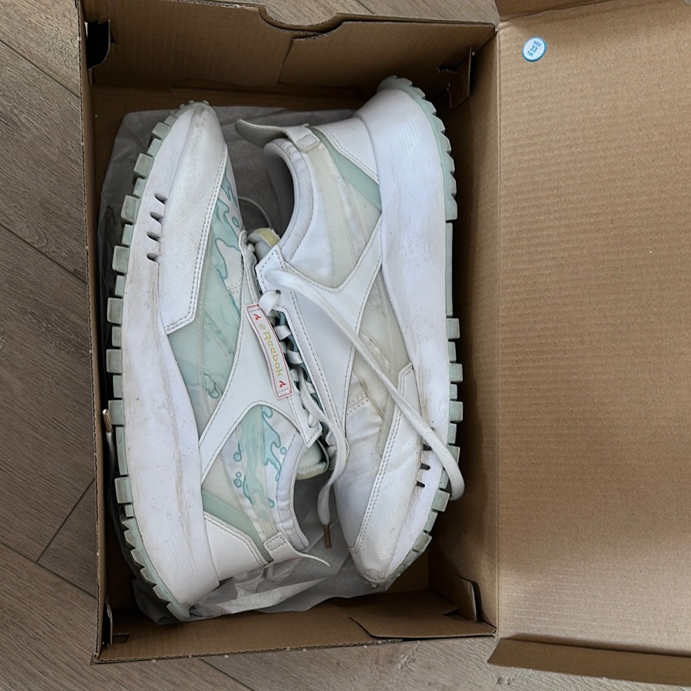 Classic Reebok Hot One’s theme White and light blue Sneakers